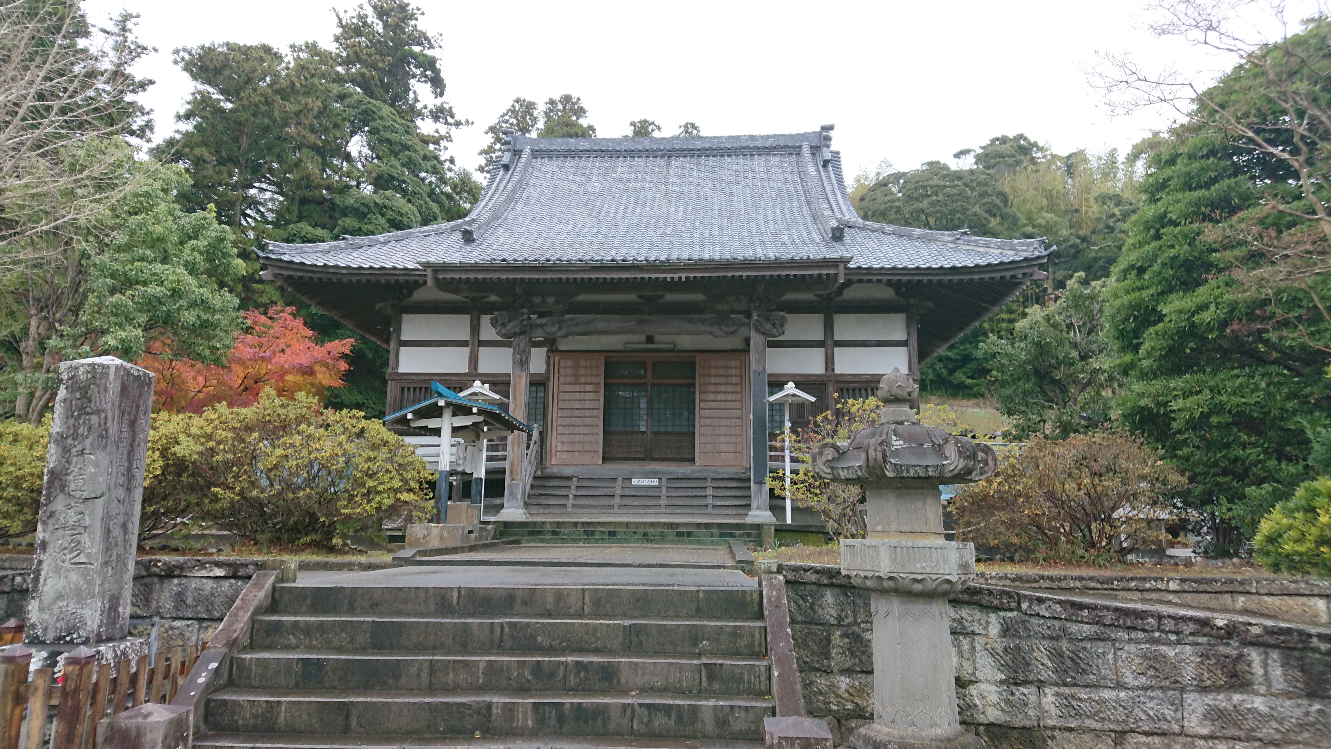 昭和２７年に焼失後再建の一歩としてすぐさま建立されたお堂です。本堂が再建する以前は本堂として使用していました。現在は鷲山寺を建てられた日弁大正師をお祀りしています。